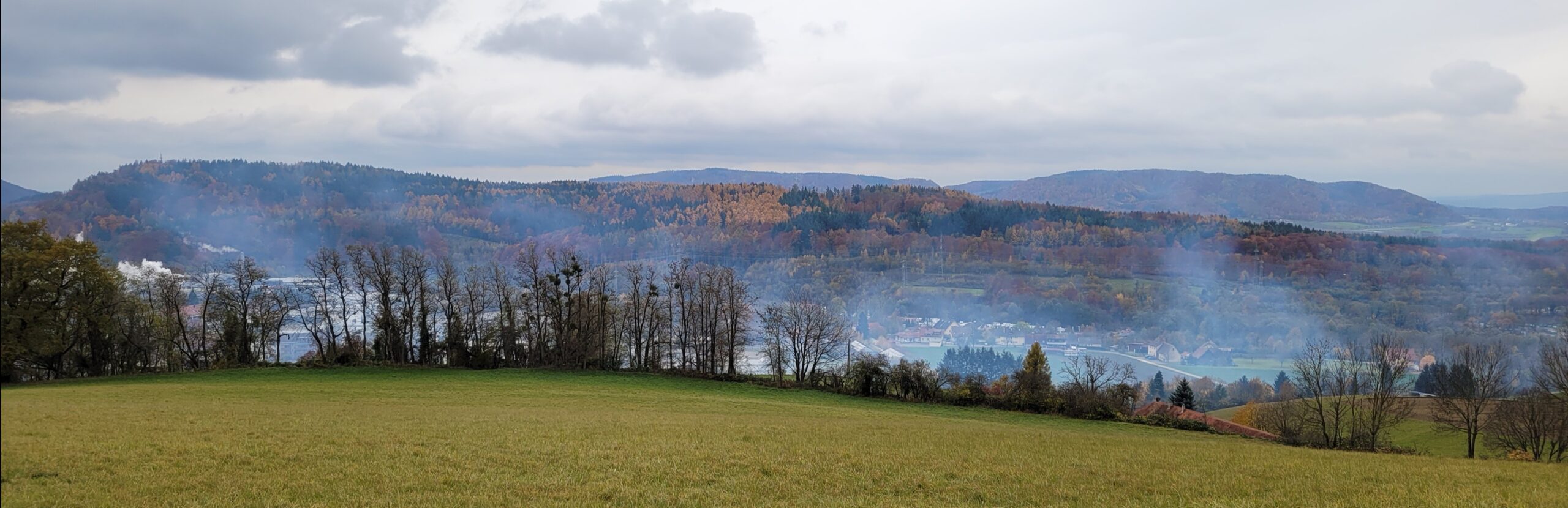 Das Bild zeigt die blau-gräuliche Wolke aufgenommen vom Nellenburger Hang. Diese Wolke kommt aus der Westrichtung und zieht über Stockach vorbei.